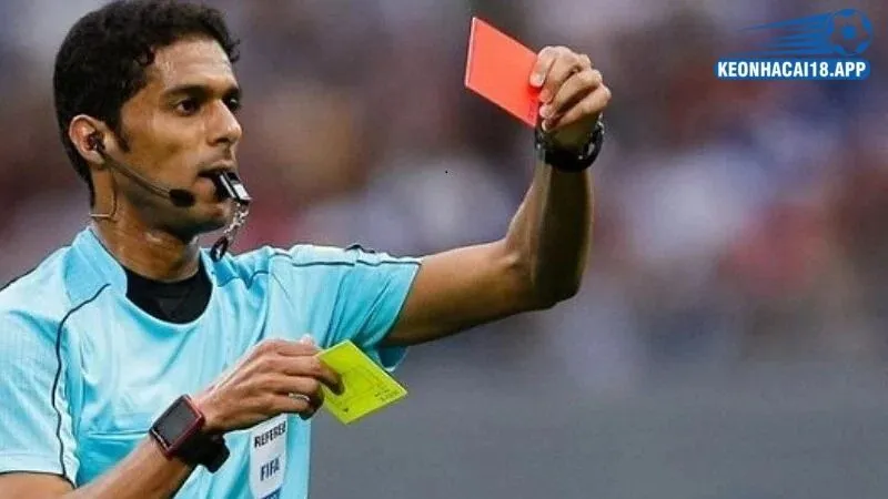 Sự khác biệt giữa thẻ vàng với thẻ đỏ